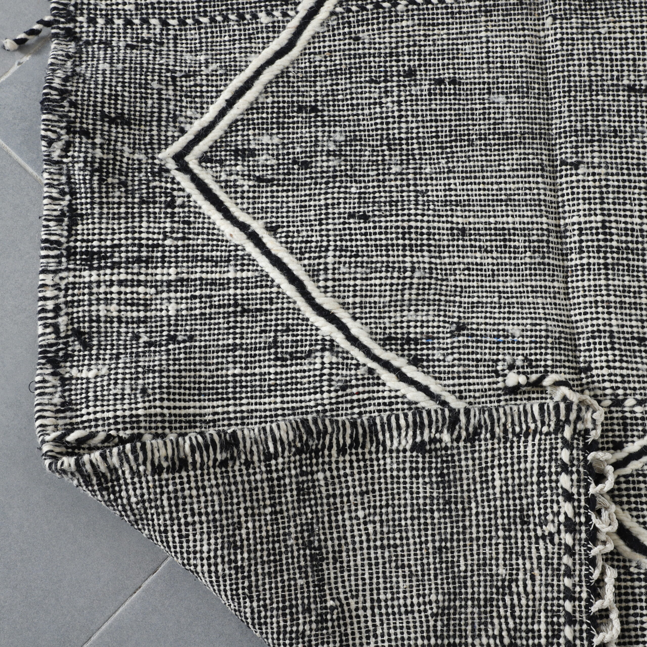 Moroccan Zanafi Kilim with Diamond Pattern - Image 5