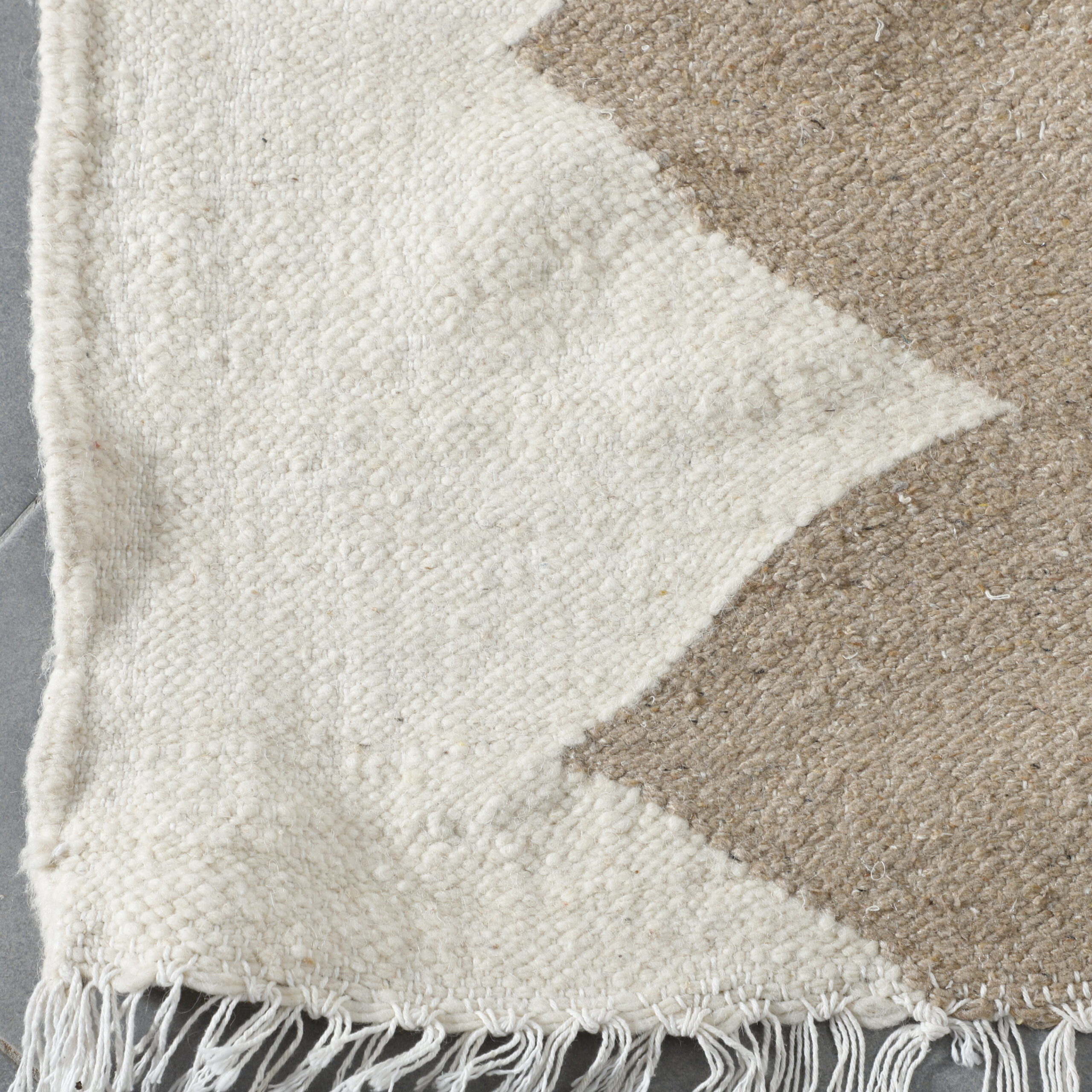 Neutral Moroccan Beni Ourain Rug with Zig-Zag Design - Image 4