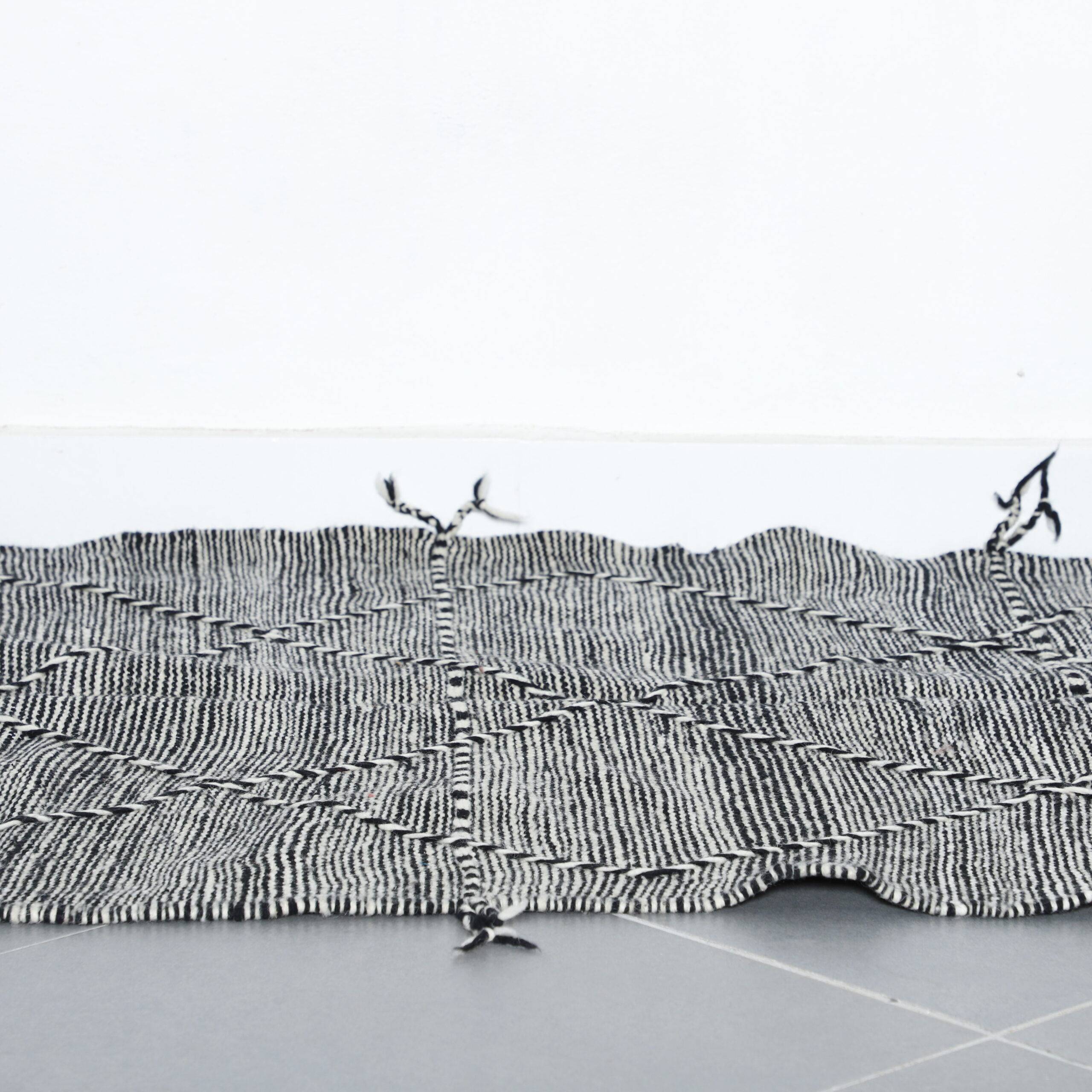 Handmade Moroccan Flat Weave Kilim Rug - Image 5