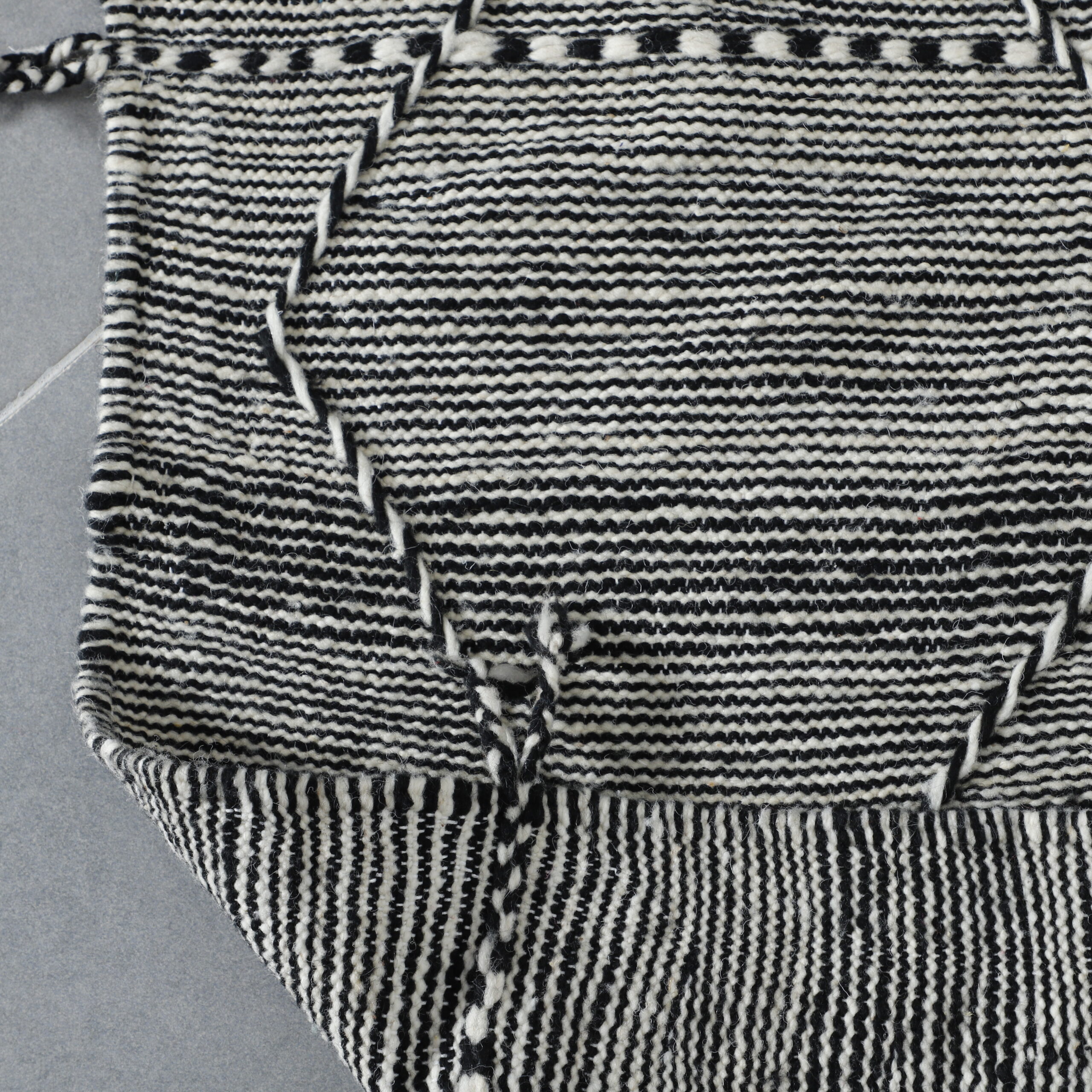 Handmade Moroccan Flat Weave Kilim Rug - Image 3