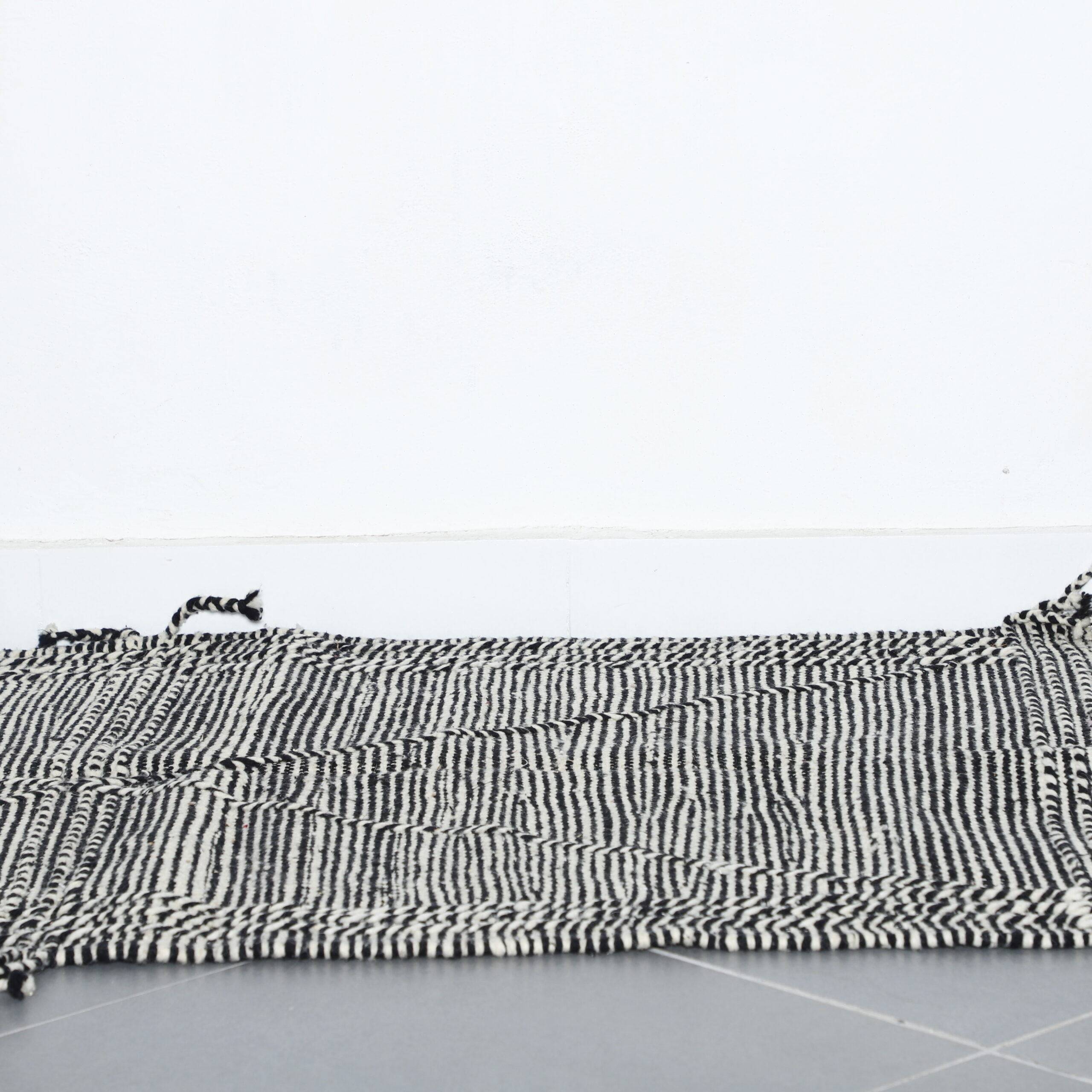 Classic Moroccan Zanafi Kilim with Diamond Pattern - Image 5