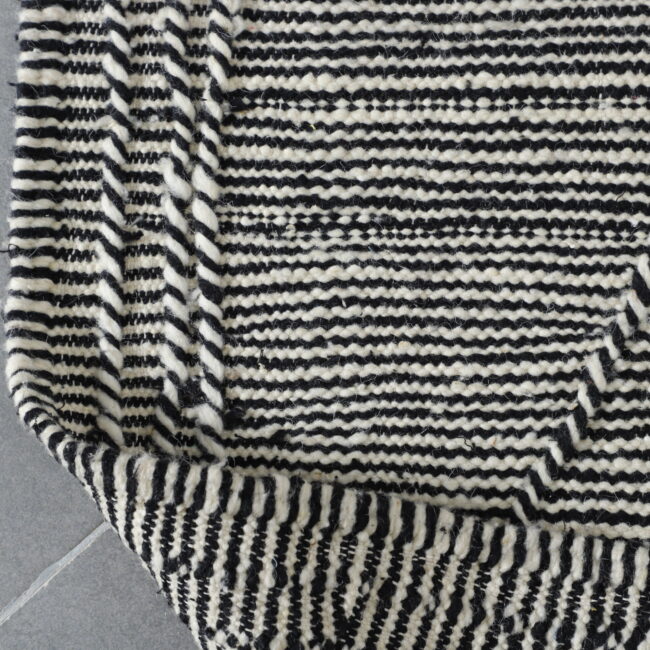 Classic Moroccan Zanafi Kilim with Diamond Pattern - Image 3