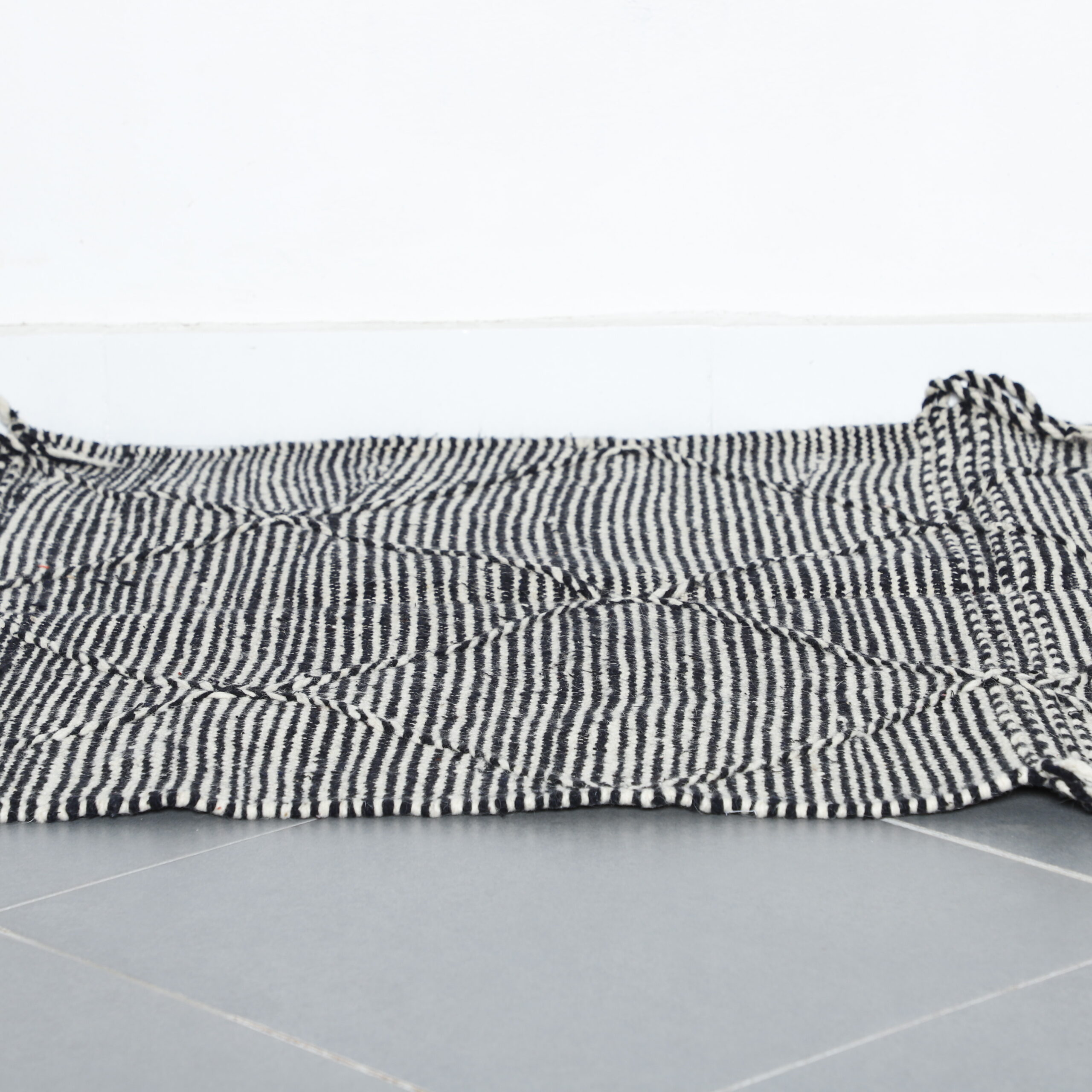 Classic Moroccan Zanafi Kilim with Diamond Pattern - Image 5