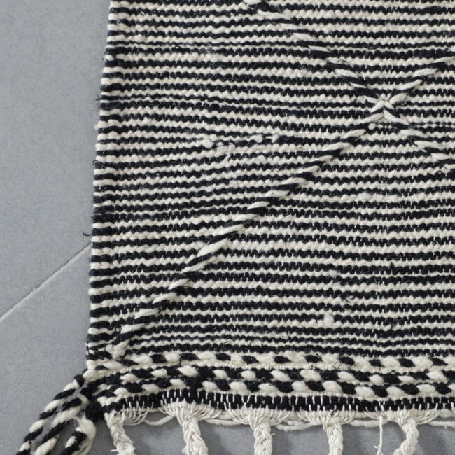 Classic Moroccan Zanafi Kilim with Diamond Pattern - Image 4