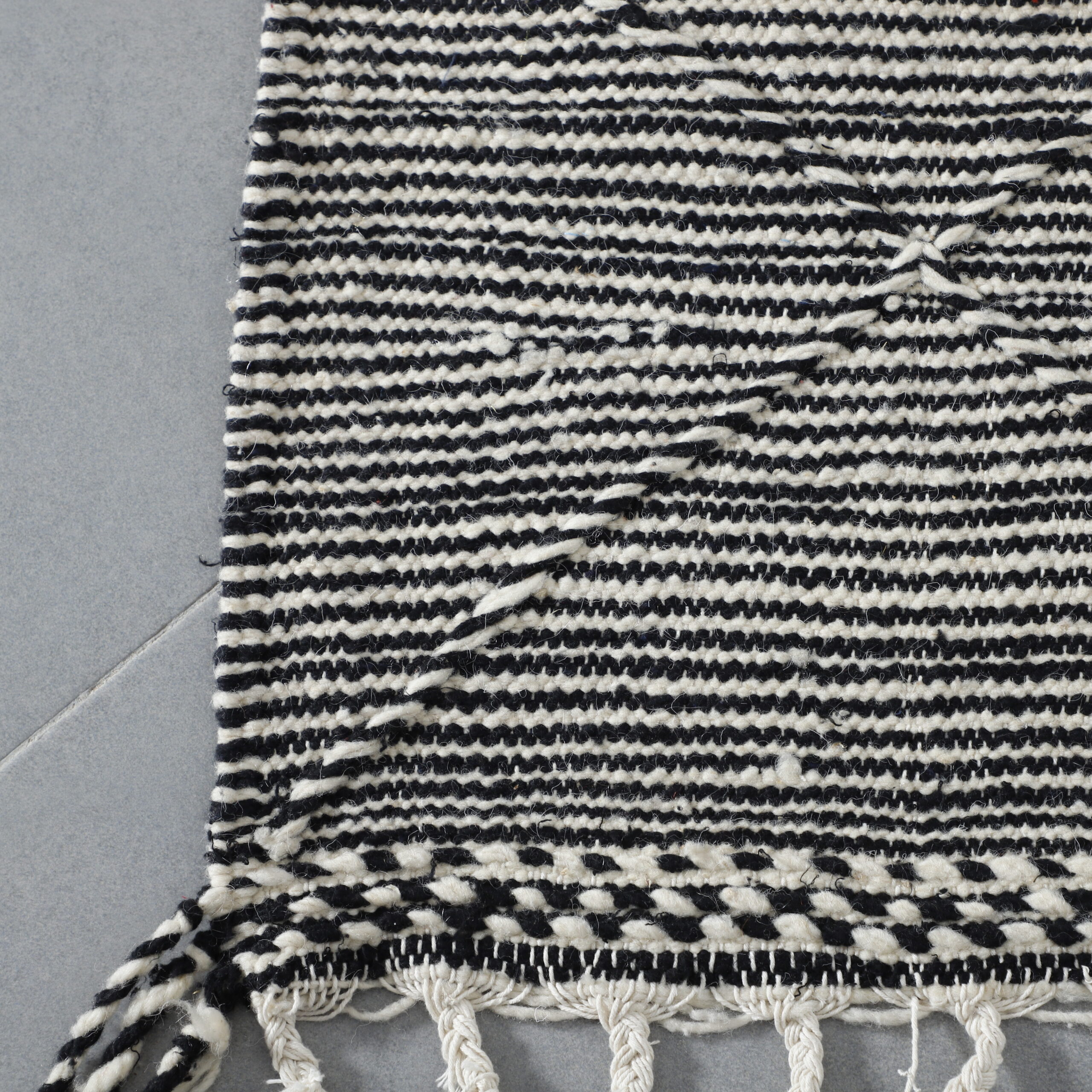 Classic Moroccan Zanafi Kilim with Diamond Pattern - Image 4