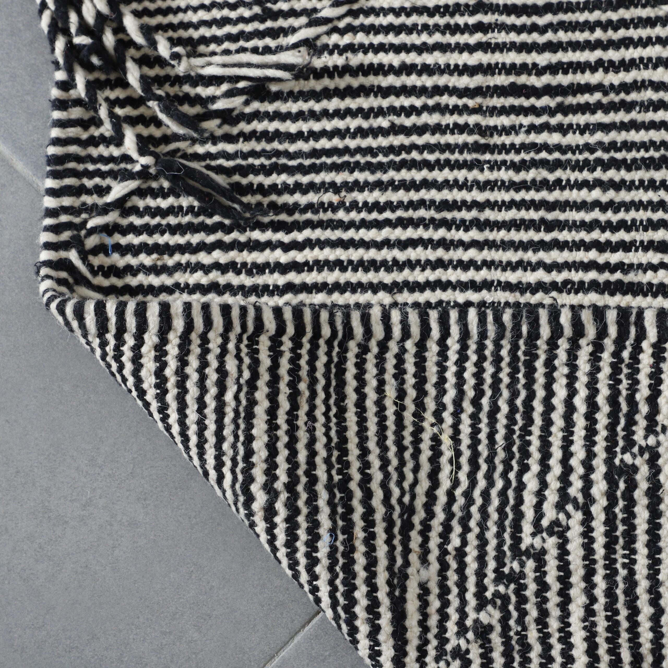 Classic Moroccan Zanafi Kilim with Diamond Pattern - Image 2