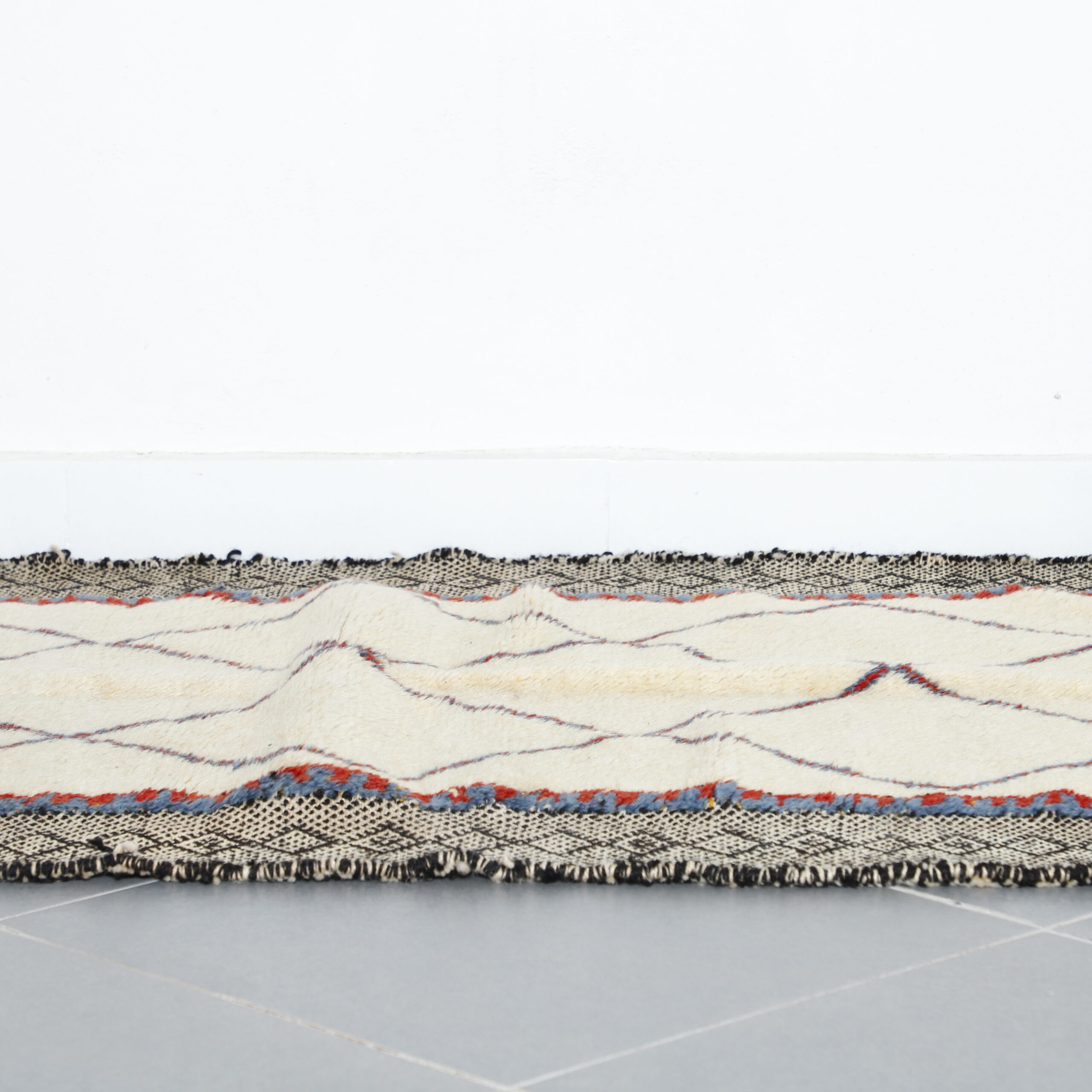 Classic Moroccan Beni Ourain Rug with Diamond Motif - Image 5