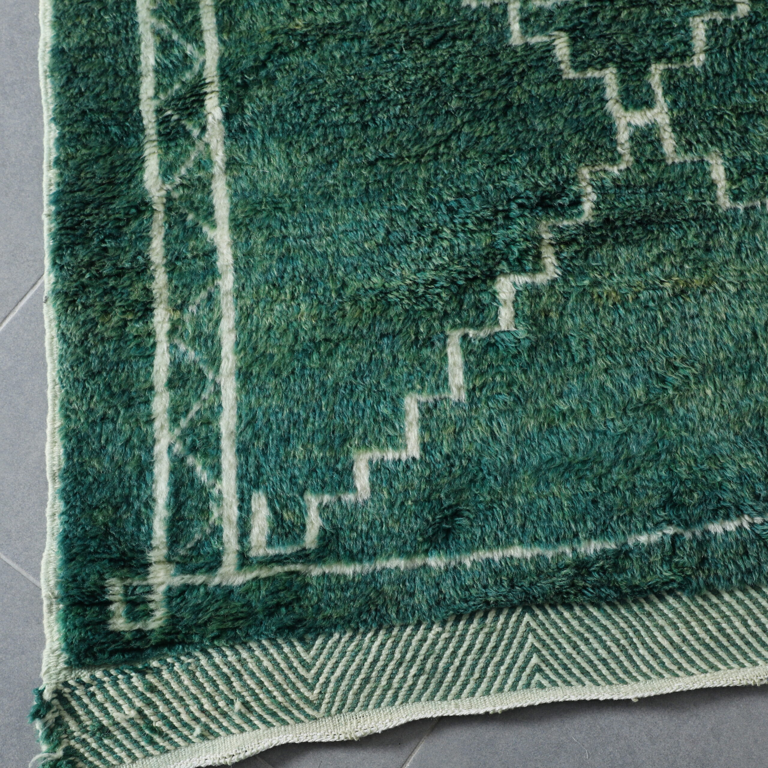 Elegant Moroccan Beni Ourain Rug with Geometric Diamond Pattern - Image 6