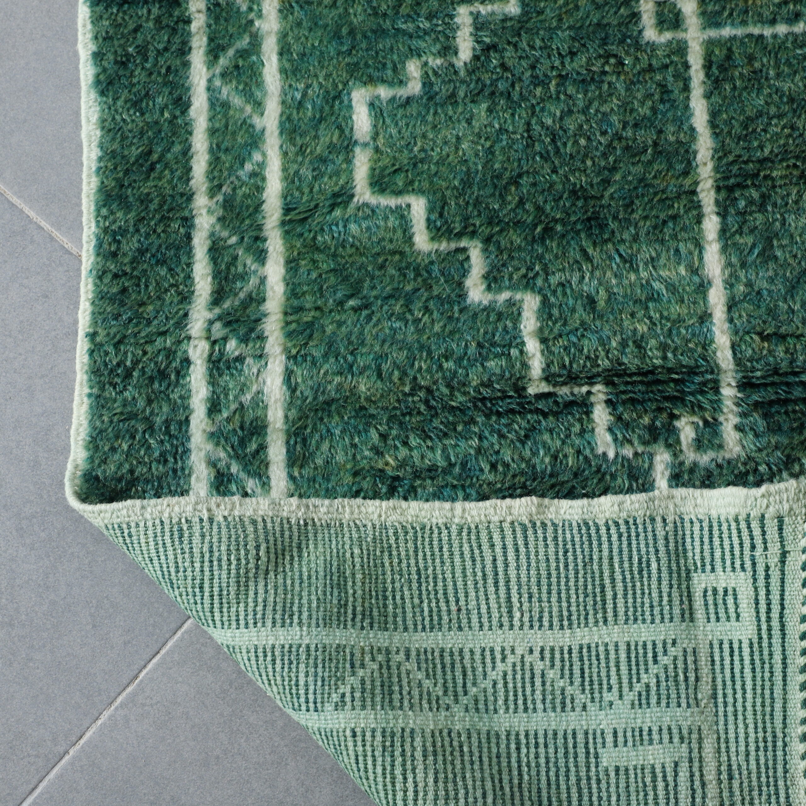 Elegant Moroccan Beni Ourain Rug with Geometric Diamond Pattern - Image 5