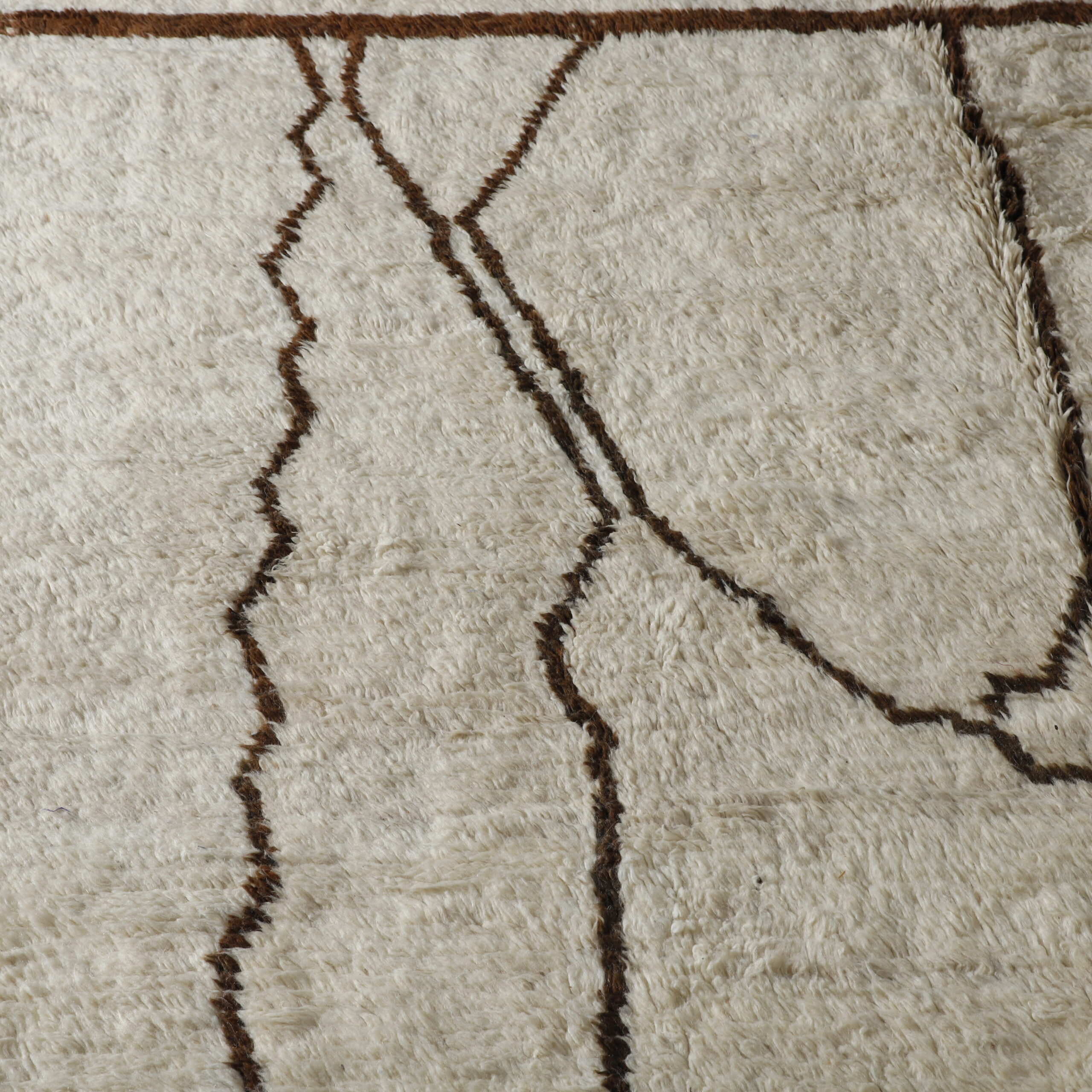 Classic Moroccan Beni Ourain Rug with Abstract Lines - Image 4