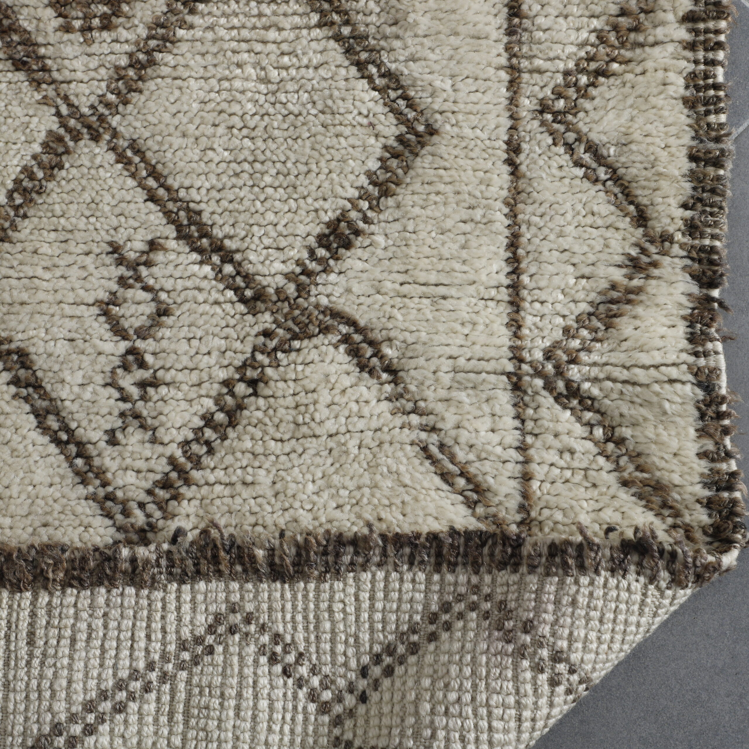 Classic Moroccan Beni Ourain Rug with Diamond Lattice - Image 5