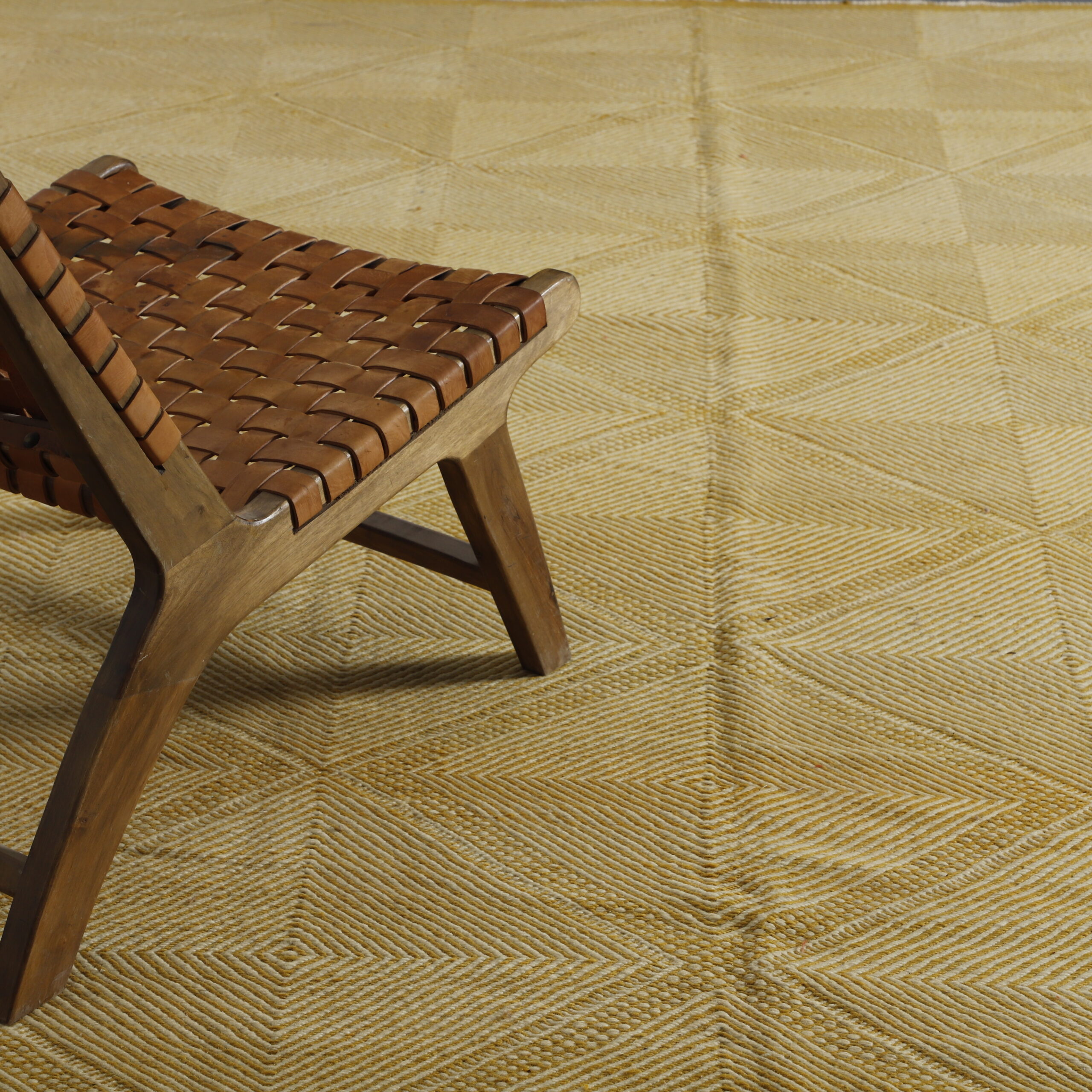 Majestic Zanafi Rug with Geometric Diamond Pattern - Image 3